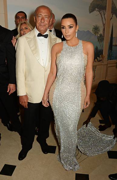 كيم كارداشيان تلقّب عارض أزياء بلقب نسائي... وتشعل ثورة على 