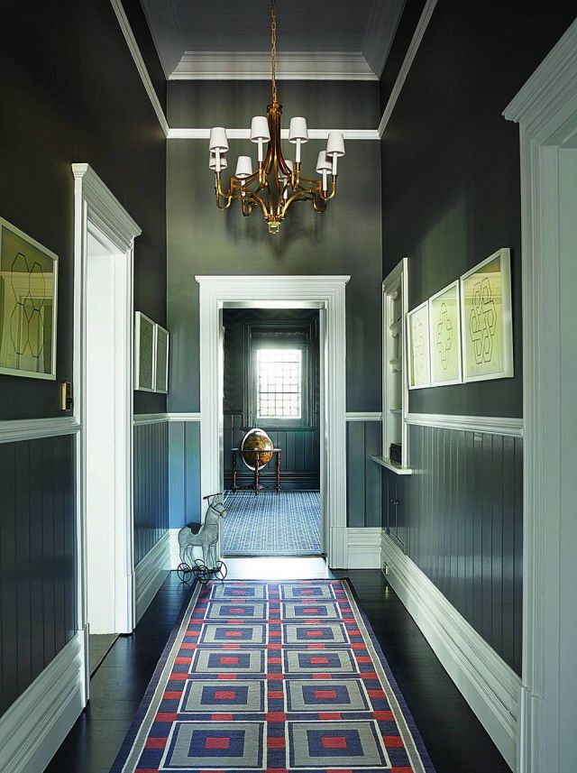 ممر طويل يؤدي إلى صالة الطعام تزينه سجادة مبتكرة من تصميم «ناتال»