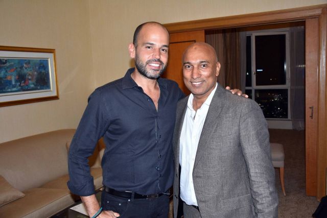 من اليمين حسام خليل والمطرب أبو