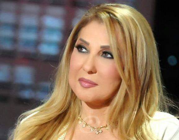 نادية الجندي تثير الجدل بإطلالة جديدة... هل تناسب عمرها؟