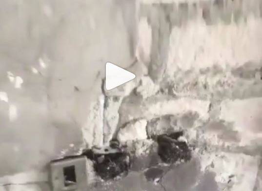 بالفيديو- إعلامي كويتي يدخل منزل عائلته المدمّر... ويكشف سبب الحريق فيه