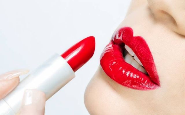 الأحمر ملك ألوان الشفاه وسرّ الجاذبية الآسرة