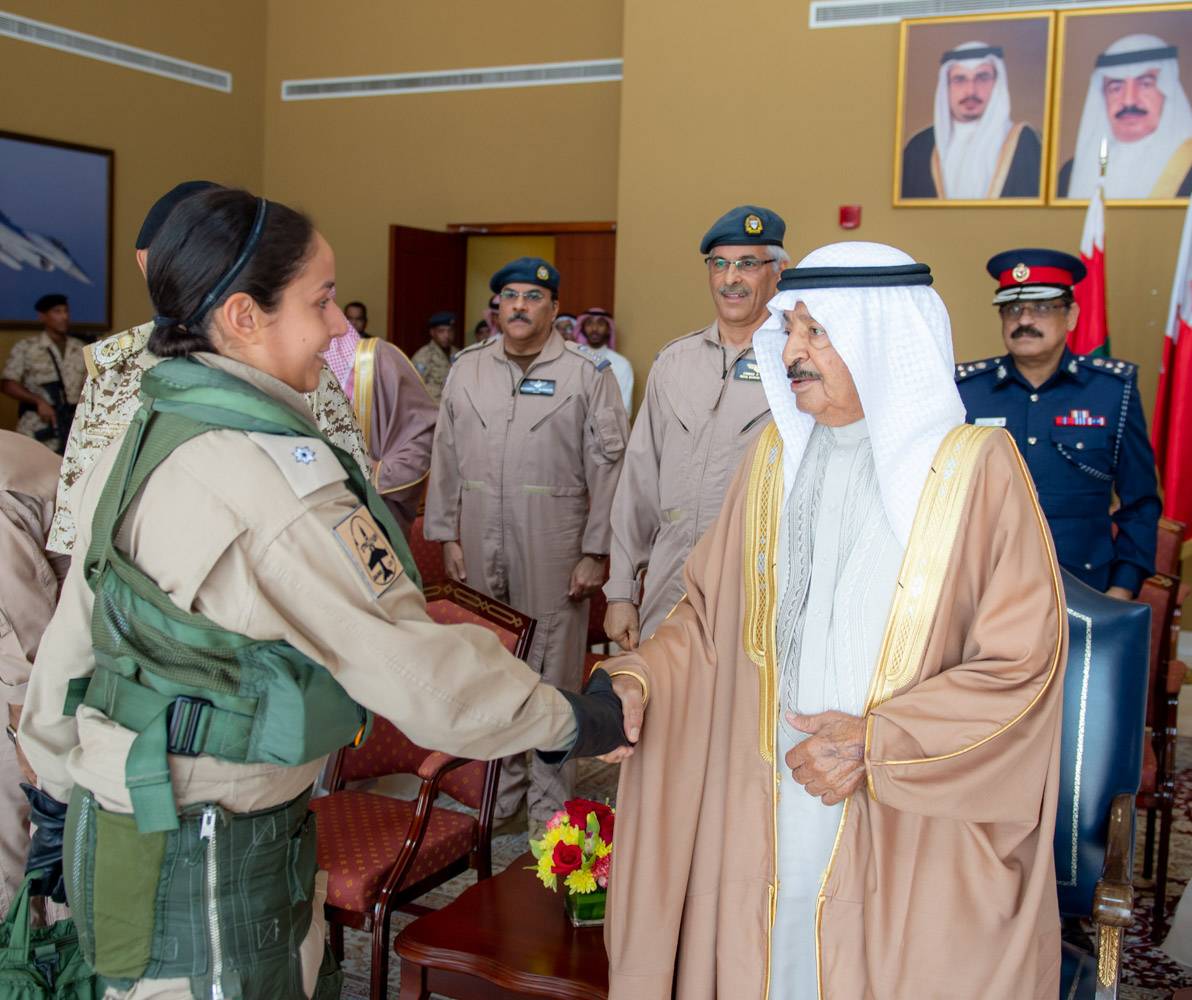 بالصور- أول إمرأة في مملكة البحرين تقود طائرة حربية... تعرّفوا إليها