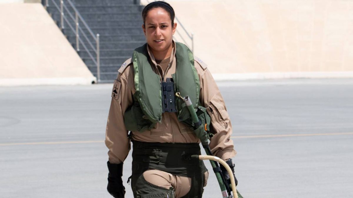 تعّرفوا إلى أول إمرأة بحرينية تقود طائرة حربية