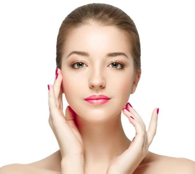 لمعان الوجه ليس عيباً... تعلّمي كيف تكون بشرتك أكثر نضارة رغم الجو الحار