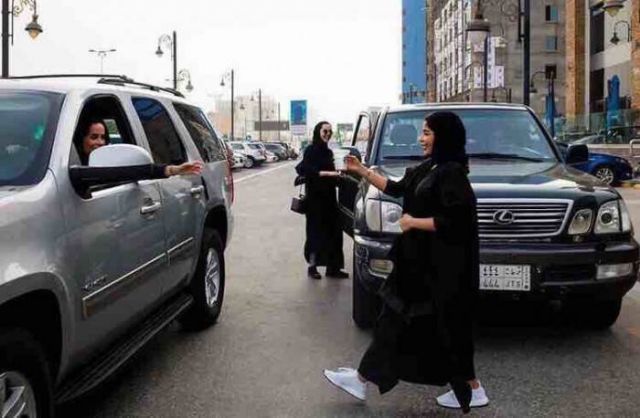 قيادة المرأة في السعودية تجذب الإعلانات.. تهاني ودعم وحسومات