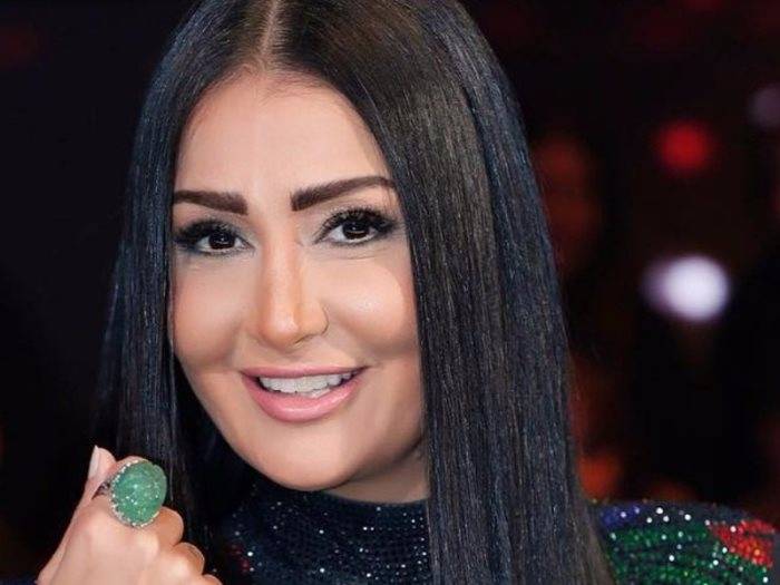 بالصور- غادة عبد الرازق تثير ضجة بإطلالة مثيرة في اليونان