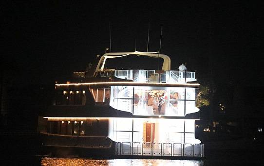 نجمة شهيرة احتفلت بعيد ميلادها على متن يخت