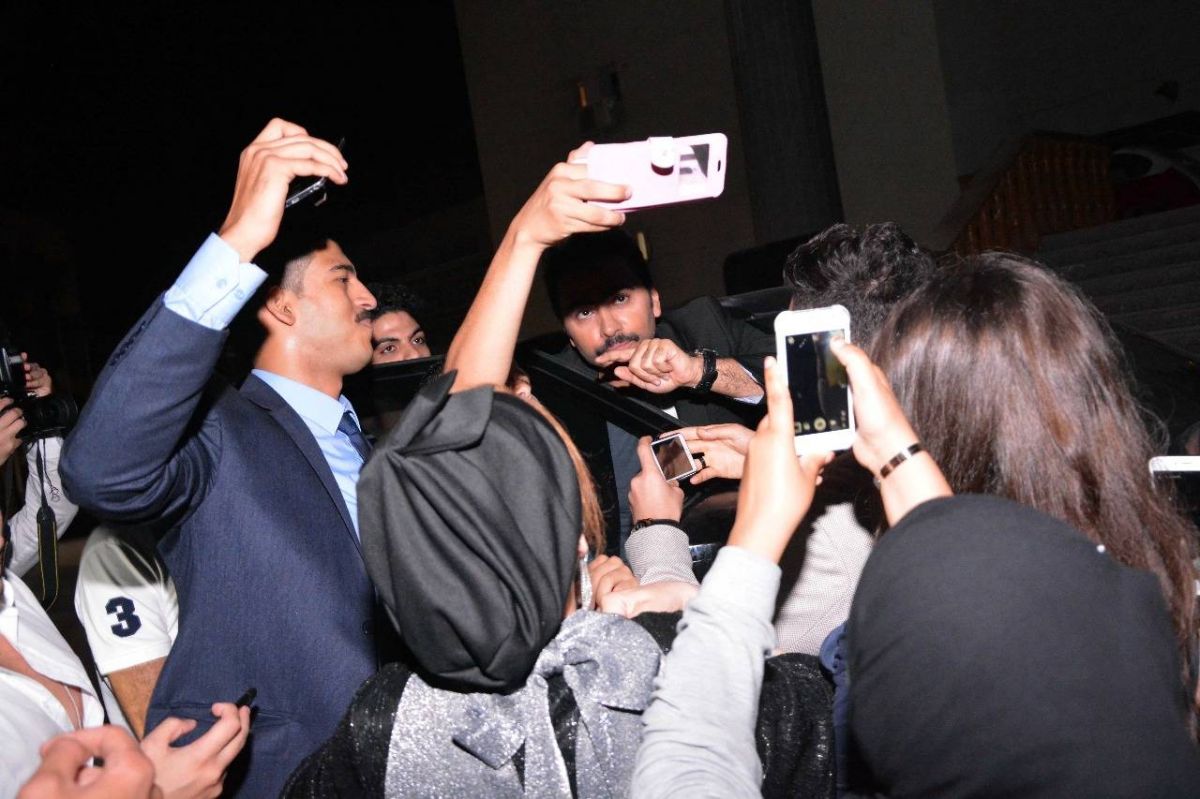 بالصور-  كيف غير تامر حسني شكله؟ وماذا عن مطاردة المعجبات له؟