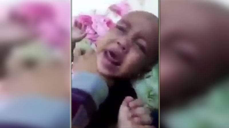 بالفيديو - إبعاد سعودية عن طفلتيها بعد محاولة خنق وقتل