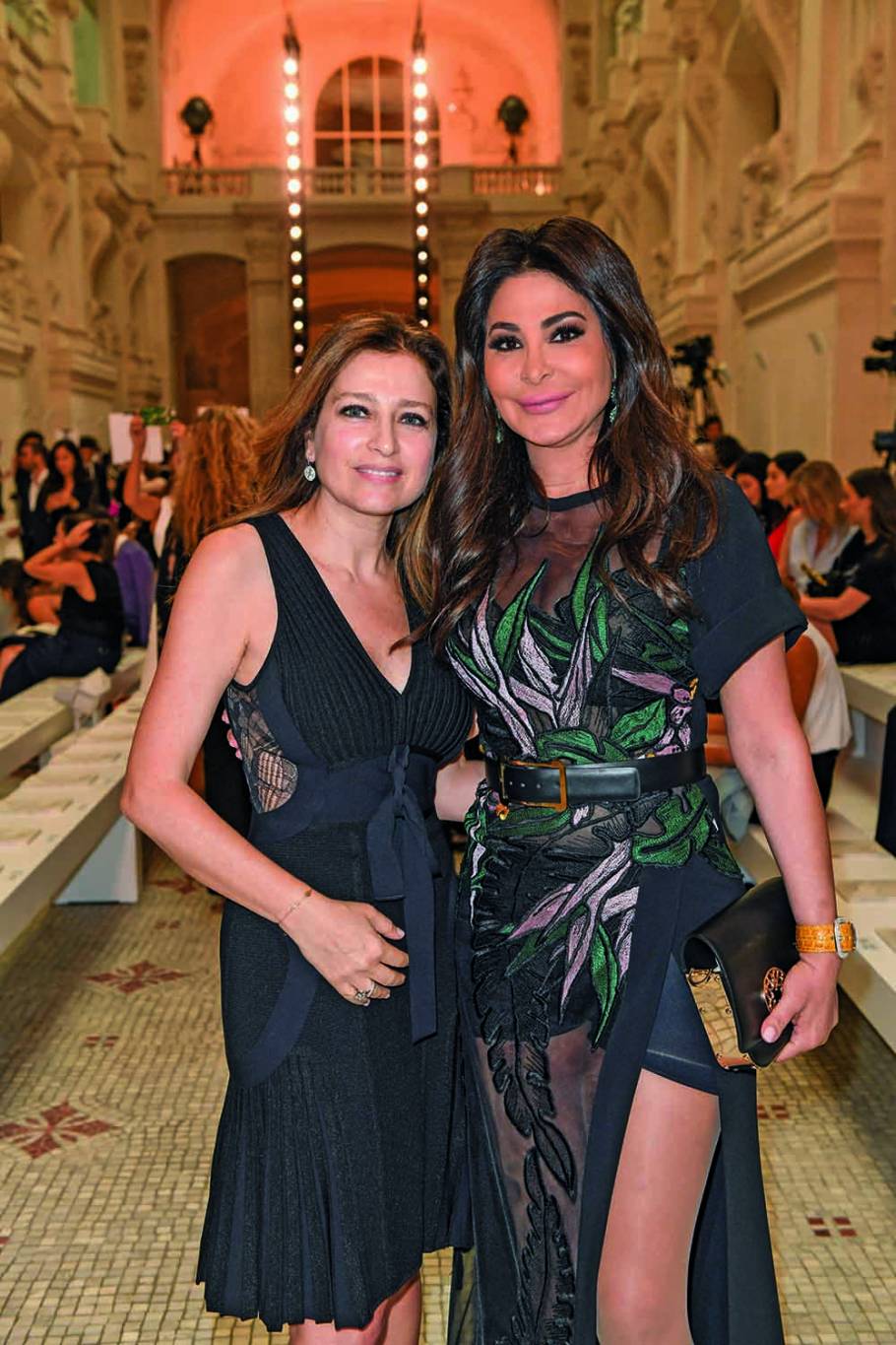 نجمات ومدوّنات الموضة العربيّات ينافسن العارضات بإطلالتهن