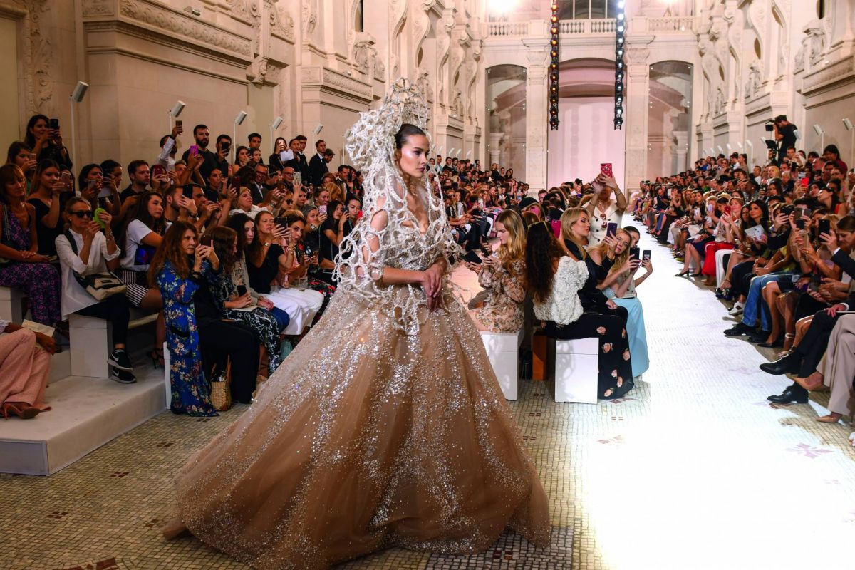أضواء وظلال في مجموعة الأزياء الراقية للخريف والشتاء المقبلين من ELIE SAAB