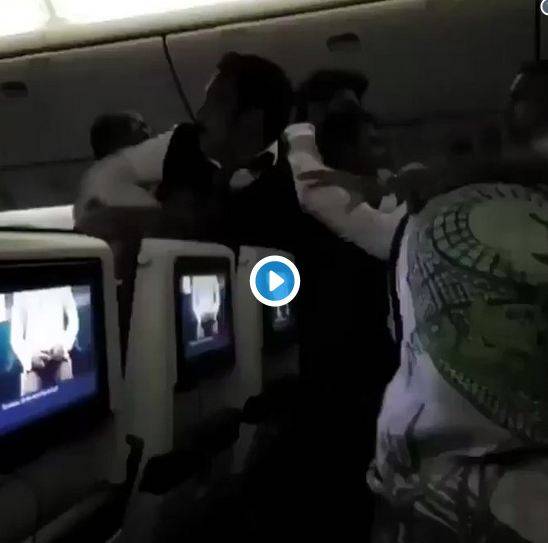 بالفيديو - مشاجرة على متن طائرة خليجية تشعل 