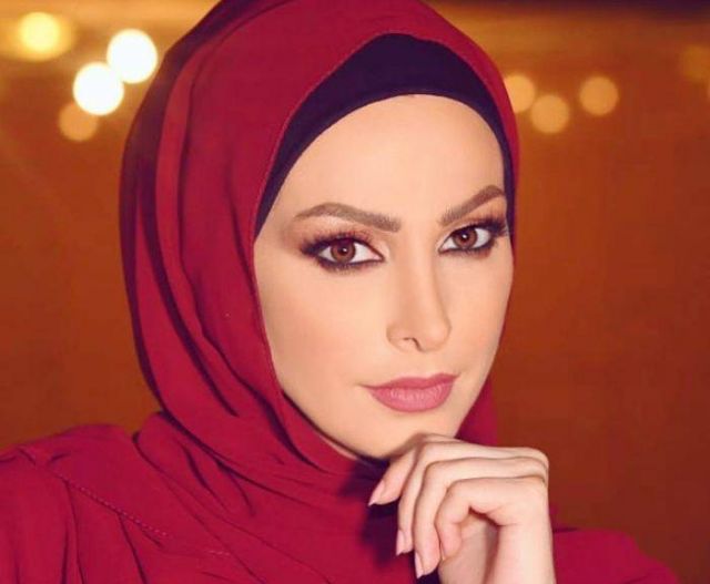 أمل حجازي تحسم الجدل حول خلعها الحجاب بنشر صورة جديدة