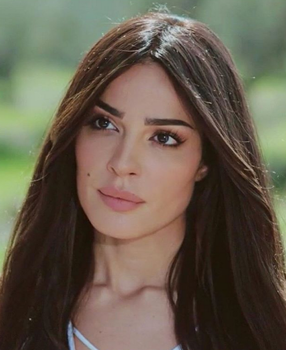 نادين نسيب نجيم بإطلالات مختلفة وتسأل أيّها الأجمل؟ وماذا قالت عن رمضان 2019؟