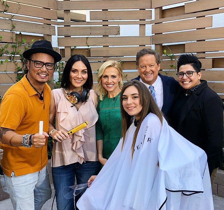 بالفيديو - النار بدلاً من المقص... شاهدوا كيف يقصر هذا المزيّن شعر زبوناته