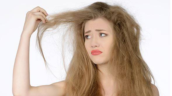 شعرك جاف جداً؟ إليك أربعة حلول لمعالجته