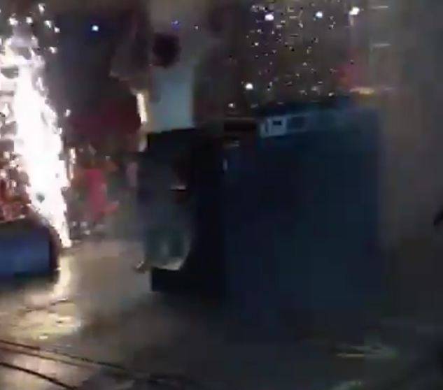 فيديو منتشر لنجم يسقط عن المسرح بشكل هستيري... من هو وما علاقته بجو رعد؟