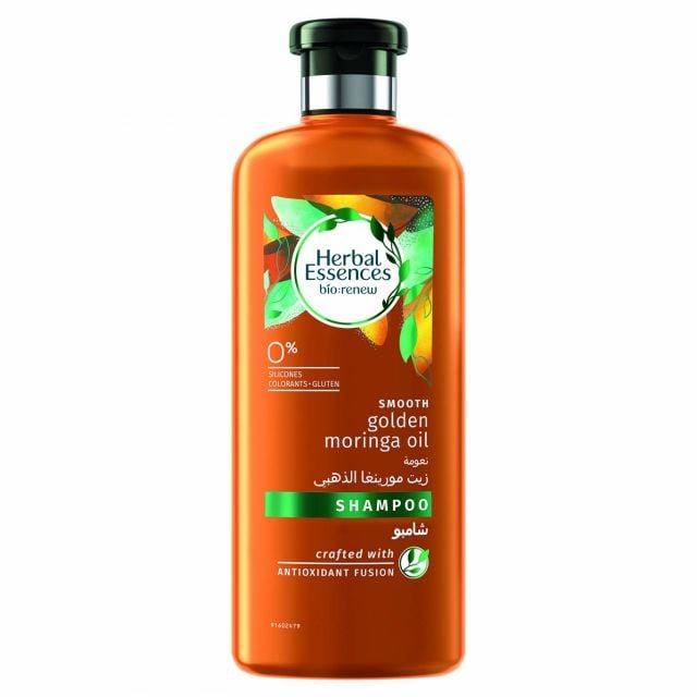 Herbal Essences Bio Renew Smooth Golden Moringa Oil Shampoo شامبو معزّز بزيت المورينغا الذهبي الذي يغذي الشعر ويملسّه من الجذور حتى الأطراف، وهو مثالي للشعر الجاف والأجعد الذي يحتاج للترويض. تركيبة هذا الشامبو خالية من المواد الحافظة والمثيرة للجلد، وغنية بمضادات الأكسدة.