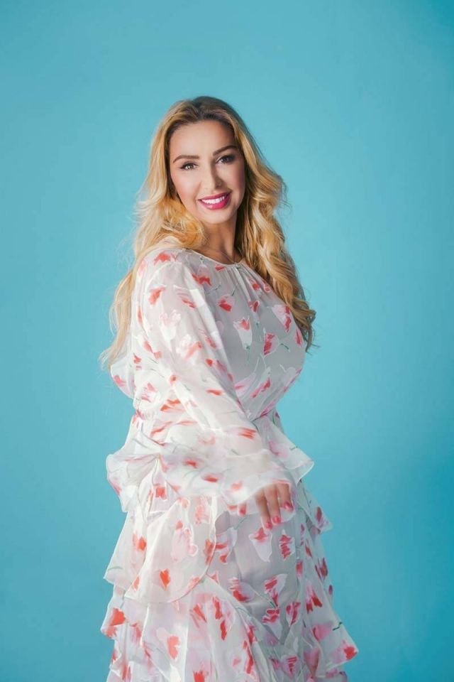 في صور عائلية خاصة... جويل ماردينيان تلتقي بطليقها في لندن وتودّع إبنها