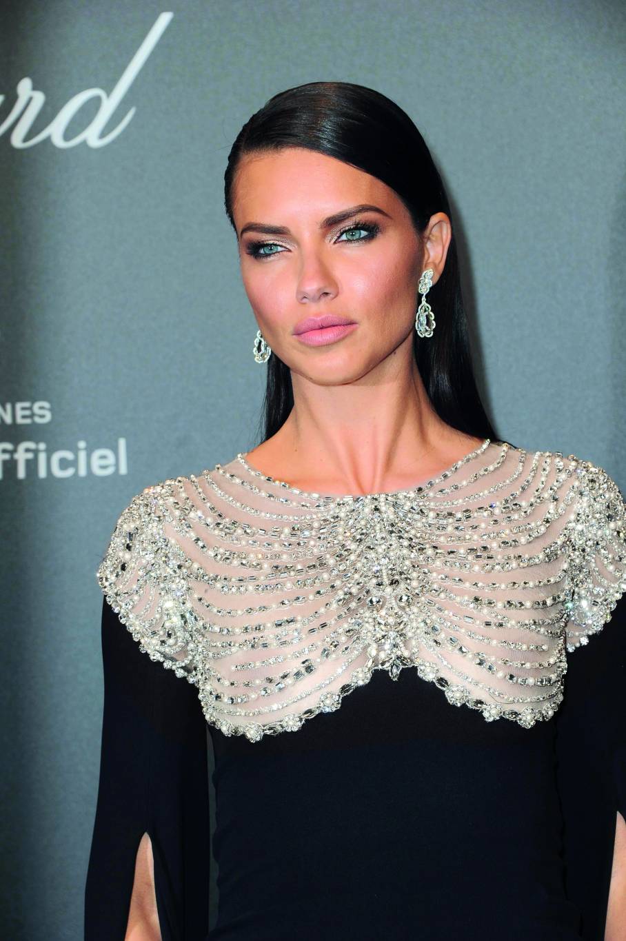 تعلّمي تطبيق ماكياج أدريانا ليما