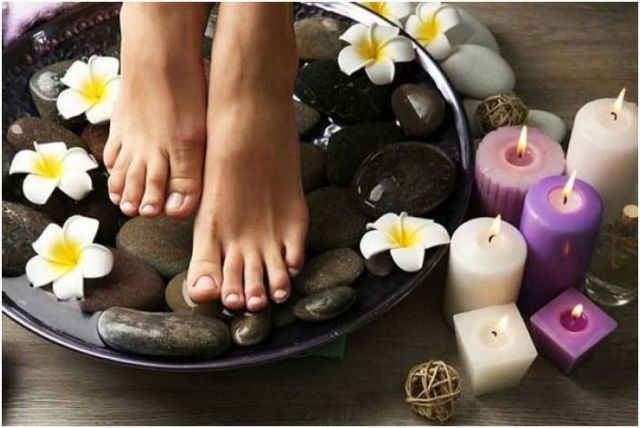 انتعال الأحذية المفتوحة في الصيف أدى إلى جفاف وتشقق كعبي قدماي.ماذا أفعل ؟