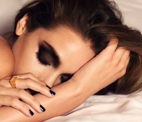 المكياج.. جمال النهار يتحول إلى أضرار في الليل