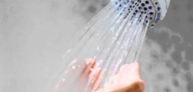 الاستحمام بالمياه الساخنة أفضل من المشي للتخلص من الكيلوغرامات الزائدة... لماذا؟