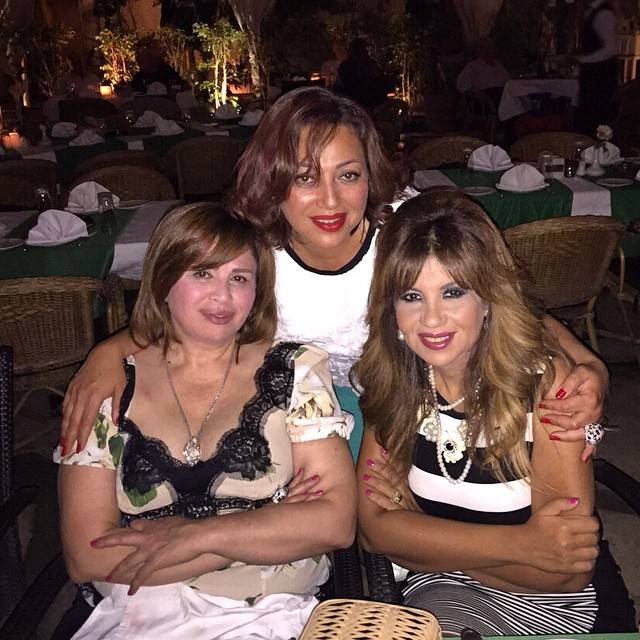 إيناس تتوسط شقيقتها إلهام وبوسي شلبي