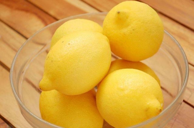 تخلصي من الكيلوغرامات الزائدة بفضل الليمون الحامض