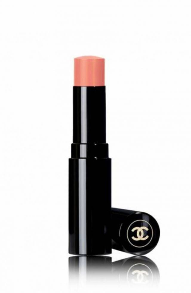 Chanel Les Beiges Healthy Glow Sheer Colour Stick no.22 أحمر خدود بصيغة قشدية ناعمة تمنح خدّيك لونًا نضرًا ومظهرًا صحيًا يدوم تأثيره لساعات طويلة.