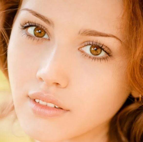 الكريم المرطب والملوّن أساسي للمرأة العصرية