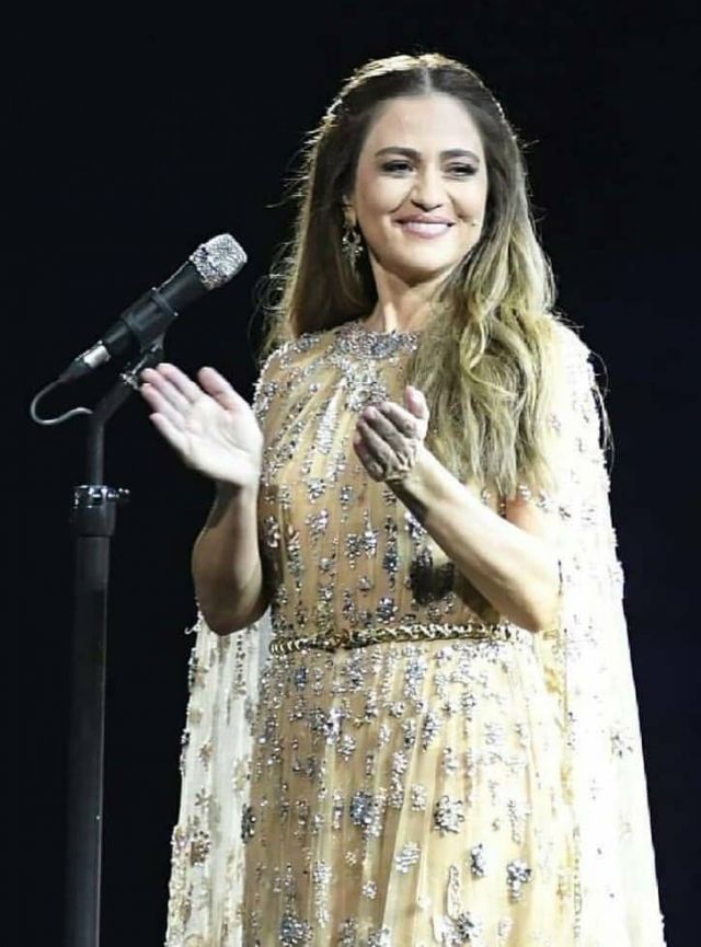 جوليا بطرس تخطف الأنظار بإطلالتين ساحرتين من توقيع المصمم إيلي صعب‎