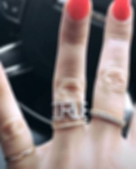 حفرت اسم ابنتها بالماس على خاتمها!