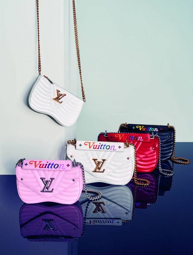 ألوان مجموعة الحقائب الجديدة تتراوح بين الأسود والأحمر، والوردي والأخضر للإيحاء بأجواء صيفية لا مبالية. هذه الحقائب هي باختصار دعوة للتعبير عن الفرح والجرأة وروح الشباب.