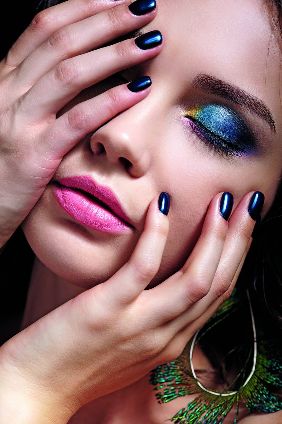 الأزرق لإطلالة صيفية رائعة