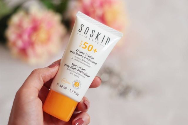 SoSkin Sun Cream Very High Protection 50+ كريم وقاية خال من المواد المثيرة للجلد ما يجعله مثاليًا لكل أنواع البشرة حتى الحسّاسة منها. وهو يوفّر حماية عالية من الشمس ويحدّ من زحف علامات الشيخوخة.