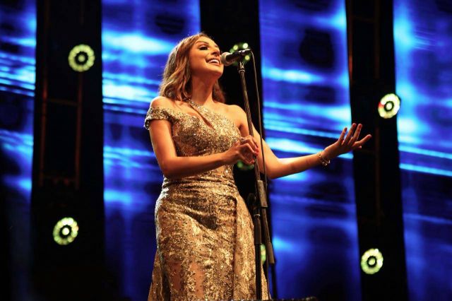 أثناء الغناء