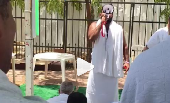 بالفيديو - مطرب مصري شهير يرفع الآذان في الحج... من هو؟