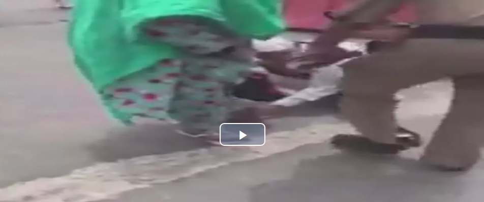 بالفيديو - شرطي سعودي ينال إعجاب العالم لموقفه مع حاجة مسنة