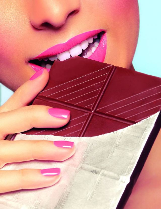 تمّ تحديد الشفتين بقلم الكونتور الأحمر Le Lip Liner in Sheer Raspberry no.290 من Lancome، وتلوينهما بالوردي الزاهي Rouge Coco Lip Blush in Tender Rose no.414 منCh