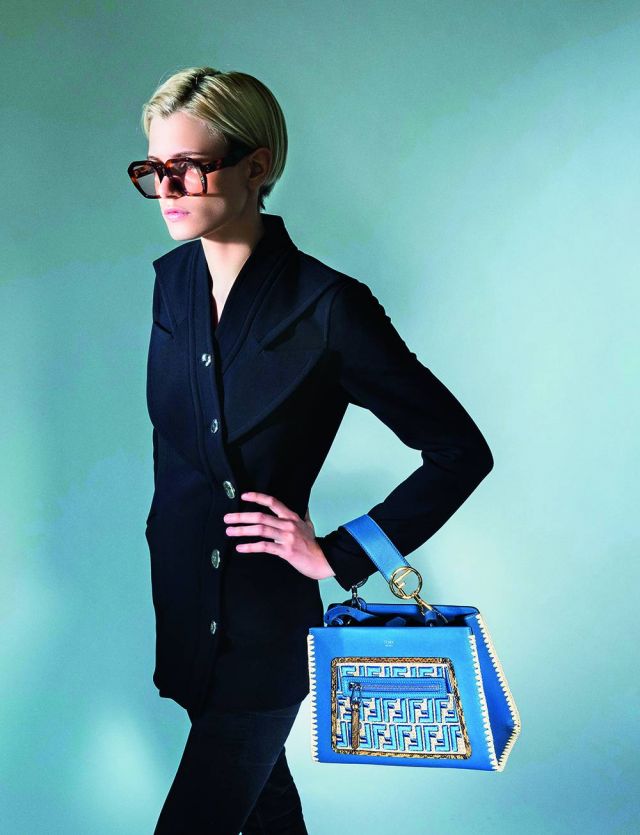جاكيت من Celine سروال من D&G حقيبة من Fendi نظارات من Celine جاكيت من Celine سروال من D&G حقيبة من Fendi نظارات من Celine
