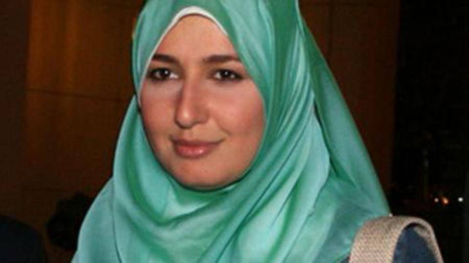 شاهدوا الصورة الأولى لحلا شيحة بعد خلع الحجاب والعودة الى الفن