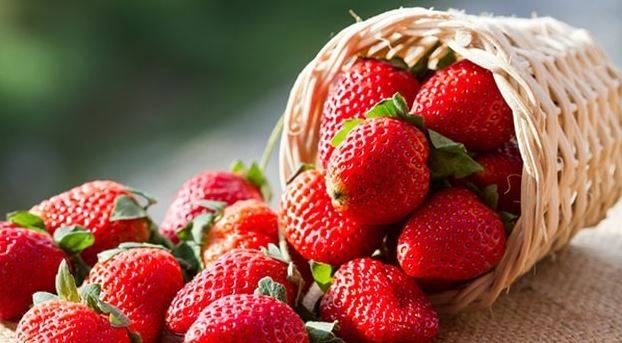 الفراولة لتبييض البشرة والأسنان... لكن انتبهي!