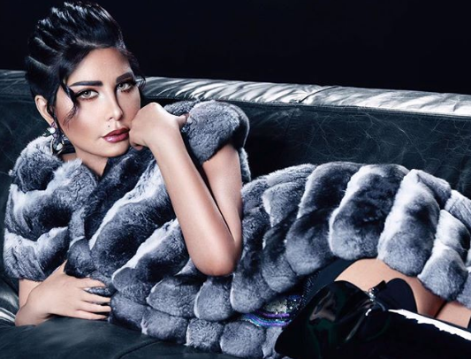 بالصور - لن تصدقوا من هذه النجمة الخليجية... تجميل ام 