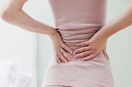 الجلوس طويلاً لا يهدد فقط الظهر... اليكم المخاطر والحلول