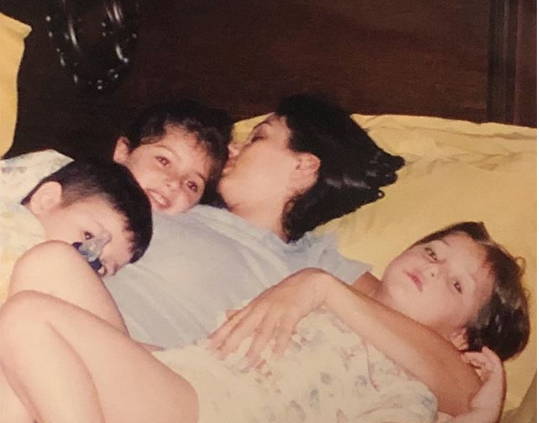 بالصور - خمّنوا من هذه العائلة الفنية: ملكة جمال ونجم ومطربة في طفولتها