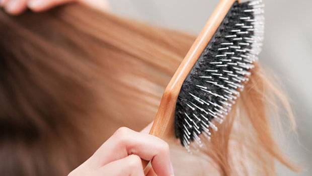 كيف تنظفين الفرشاة لحماية شعرك من التقصف؟
