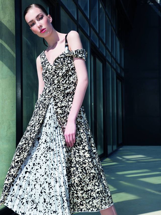 فستان مطبع بالأسود والأبيض من Proenza Schouler.