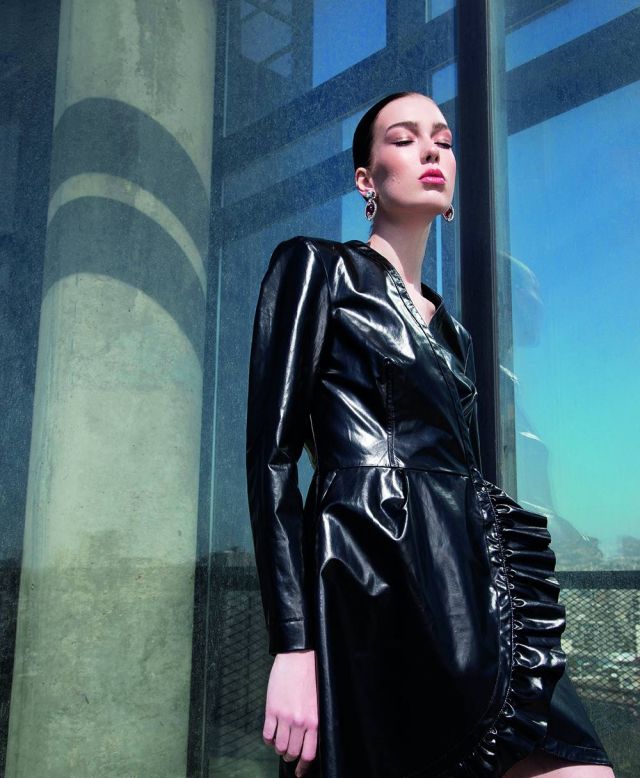 فستان من الجلد اللماع من Philosophy di Lorenzo Serafini. أقراط للأذنين من MiuMiu.